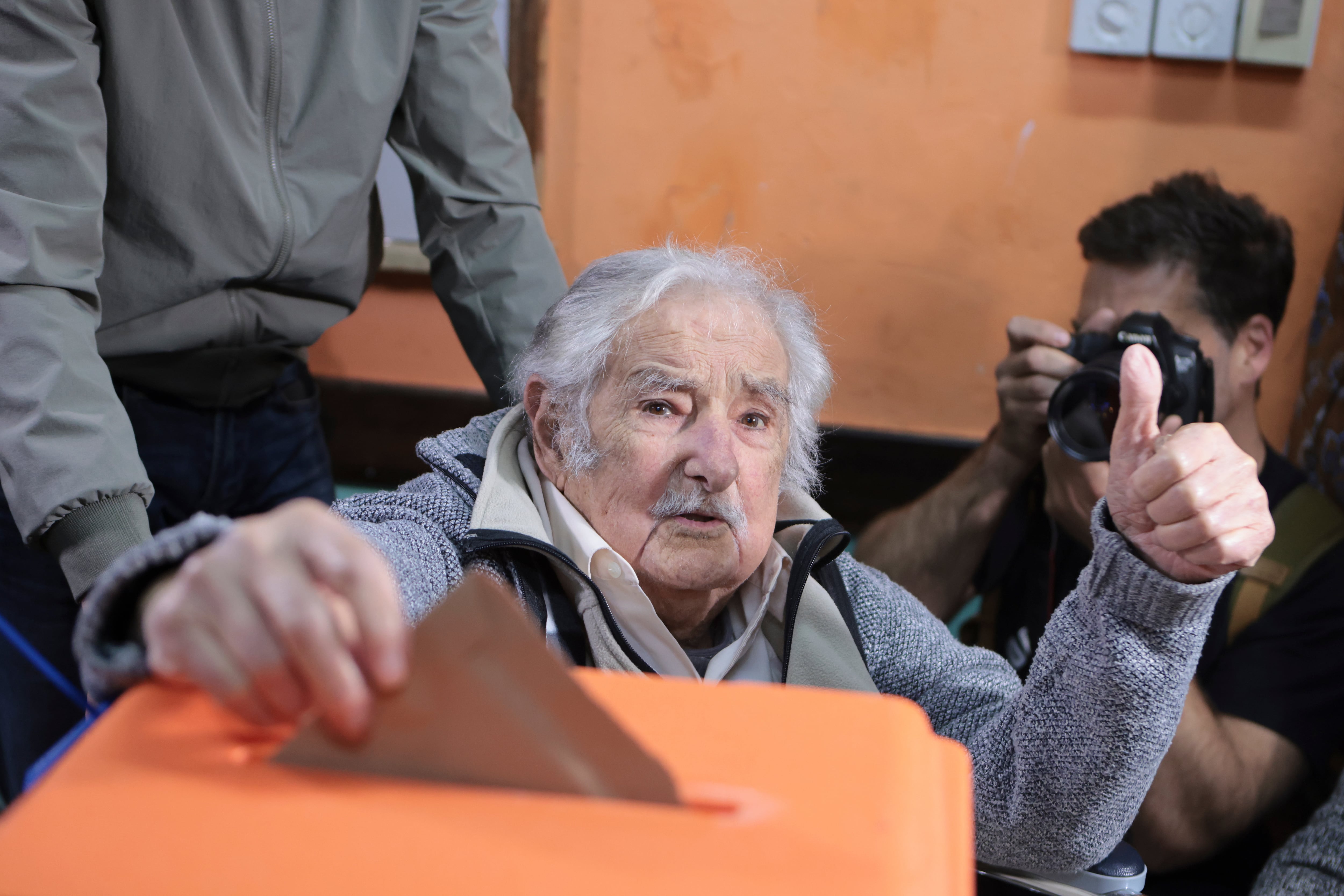 El Frente Amplio apuesta por Mujica para movilizar a su electorado en la segunda vuelta en Uruguay