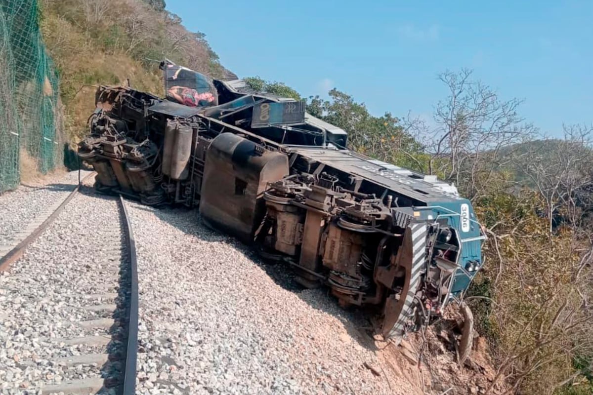 Exceso de velocidad causa descarrilamiento mortal en Oaxaca]