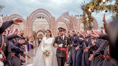 El príncipe heredero de Jordania, Al Hussein, y la princesa Rajwa Al Hussein salen del palacio de Zahran durante su boda, celebrada el 1 de junio de 2023 en Amán (Jordania).