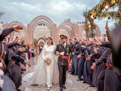 El príncipe heredero de Jordania, Al Hussein, y la princesa Rajwa Al Hussein salen del palacio de Zahran durante su boda, celebrada el 1 de junio de 2023 en Amán (Jordania).