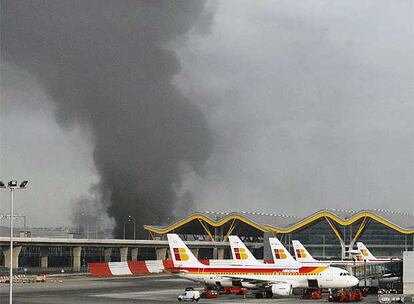 Una furgoneta bomba situada en el aparcamiento C de la Terminal 4 de Barajas ha hecho explosión a las 9.00 horas. Una hora antes, un comunicante anónimo ha hecho dos llamadas de aviso, la segunda en nombre de ETA. El primer atentado de la banda armada tras nueve meses de tregua ha provocado cuatro heridos leves, dos de ellos agentes. La T-4, que sufre graves daños, ha sido evacuada y el tráfico aéreo interrumpido.