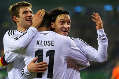 Müller, Klose y Özil celebran uno de los goles ante Holanda.