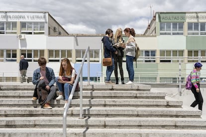 La Universidad Autónoma de Madrid cumple este junio 50 años. Se fundó en 1968, un mes después del arranque del Mayo francés. El régimen franquista quiso impulsar un nuevo estilo de enseñanza superior inspirado en los campus estadounidenses. También quería tener más controlados a unos estudiantes que no paraban de manifestarse. Hoy día la universidad pública es una de las más prestigiosas de España. Tiene alrededor de 30.000 estudiantes y unos 3.000 profesores. Por sus aulas han pasado algunos de los mejores intelectuales y científicos del país. En la facultad de Filosofía y Letras han dado clase Fernando Savater, Ángel Gabilondo o Lázaro Carreter.