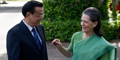El primer ministro chino, Li Keqiang, habla con la presidenta del partido del Partido del Congreso Indio, Sonia Gandhi, este lunes.
