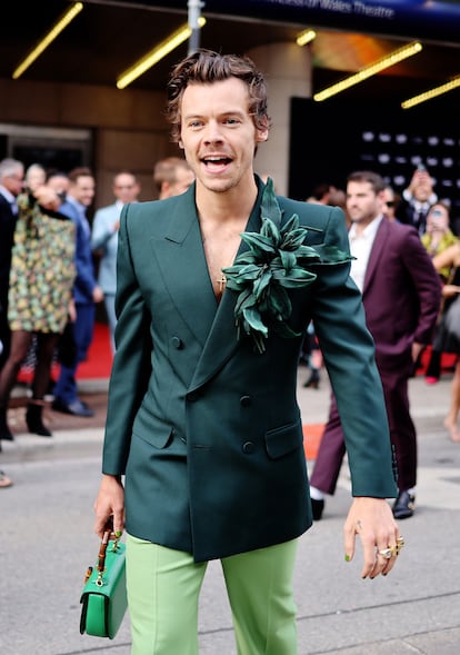 El cantante británico Harry Styles, con un bolso de Gucci.