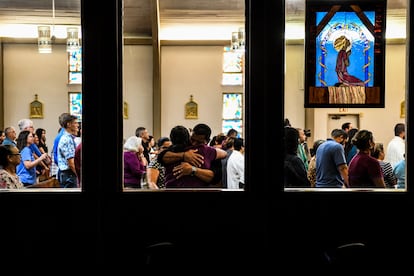 La gente se reúne en la iglesia católica del Sagrado Corazón para orar por las víctimas del tiroteo masivo en la Escuela Primaria Robb en Uvalde, Texas, el miércoles. La comunidad latina, muy unida de Uvalde, estaba atormentada por el dolor después de que un adolescente armado entrara el miércoles en la escuela y matara a 19 niños y dos maestros, en el último episodio de violencia mortal con armas de fuego en Estados Unidos. 