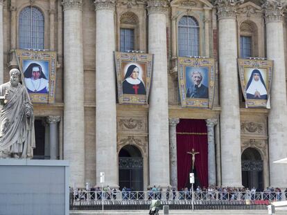 Irmã Dulce está na primeira tapeçaria à esquerda na Basílica de São Pedro.