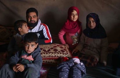 Maya Merhi posa con su parte de su familia en el interior de su vivienda de lona en Serjilla. Su padre, llamado Mohammed Merhi y de 34 años, nació también sin piernas, y ella es la única de todos los hermanos que ha heredado esta condición. Los Merhi al completo -padre, madre y seis hijos- huyeron de los combates en la ciudad de Alepo y se refugieron en Idlib,ciudad que estaba controlada por los rebeldes. "Nos enfrentamos a muchos desafíos, especialmente al mudarnos del lugar donde vivíamos en tiendas de campaña. La situación en general fue difícil", cuenta Mohammed.
