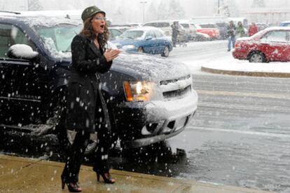 Sarah Palin saluda a unos simpatizantes a su llegada, en diciembre, a un centro comercial en Virginia.