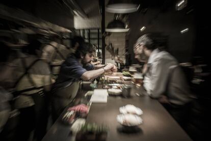 El chef Diego Guerrero, en la cocina de su restaurante Dstage.