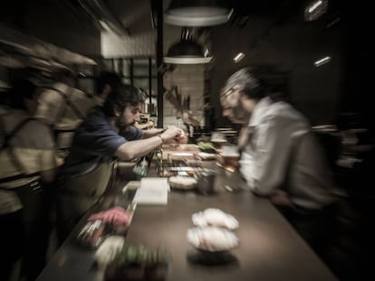 El chef Diego Guerrero, en la cocina de su restaurante Dstage.