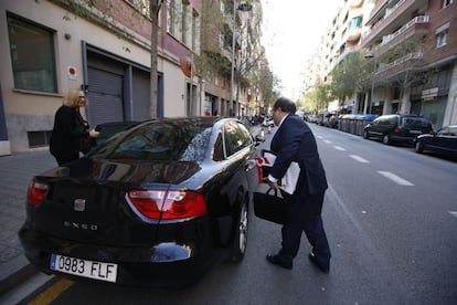 Iceta y Assumpta Escarp, saliendo del PSC rumbo a la reunión con Domènech