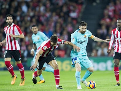 Messi protege el bal&oacute;n ante Iturraspe.