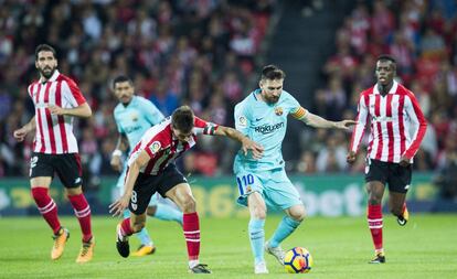 Messi protege el bal&oacute;n ante Iturraspe.
