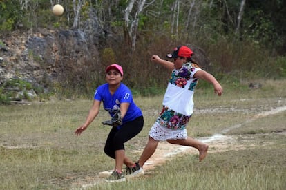 Elas aprenderam sem saber o que estavam praticando. Começaram com a pequena bola de tênis até se acostumarem com a de softball.