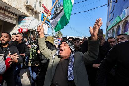 Funeral de los tres jóvenes palestinos asesinados por el ejército de Israel en la localidad de Iktaba, situada al este de la ciudad cisjordana de Tulkarem, este martes. 