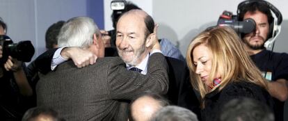 Rubalcaba abraza a Solchaga tras el debate econ&oacute;mico de ayer.