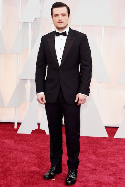 Josh Hutcherson, de Los Juego del Hambre, muy elegante con traje y pajarita.