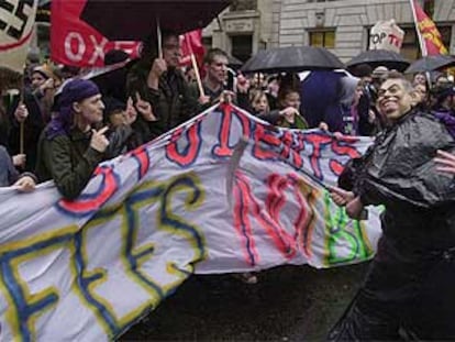 Manifestación de estudiantes universitarios en Londres, el pasado día 5, contra la subida de las tasas que quiere hacer el Gobierno.