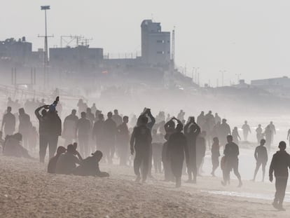Gazatíes se concentran en una playa a la espera de lograr ayuda humanitaria lanzada desde el aire, el pasado 27 de febrero.