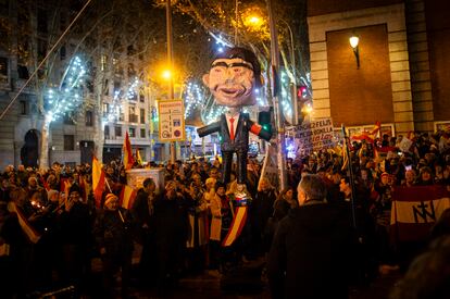 Piñata con la efigie de Pedro Sánchez en las cercanías de la sede federal del PSOE en Madrid, este domingo.