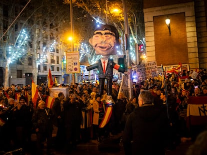 Piñata con la efigie de Pedro Sánchez en las cercanías de la sede federal del PSOE en Madrid, este domingo.