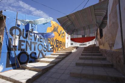 Vista de una calle de Orihuela decorada con un mural en el que se pueden leer unos versos del poema 'Canción del antiavionista', publicado por vez primera en 'Lucha, diario del ejército de maniobra', el 22 mayo 1938.