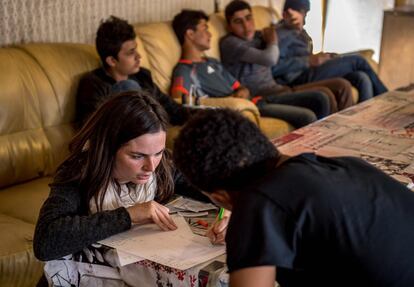 Una voluntaria imparte clases gratuitas de francés a un migrante, en un restaurante improvisado en el campo de refugiados de Calais.