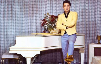 Elvis Presley junto a su piano en 1965.