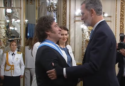 Milei saluda al rey Felipe VI de España en la toma de posesión como presidente de Argentina, en diciembre de 2023.