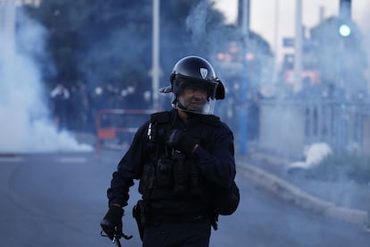 Un agente de policía se aleja de la multitud tras usar gas lacrimógeno contra los manifestantes del movimiento 'Bloqueemos todo' en Montpelier.