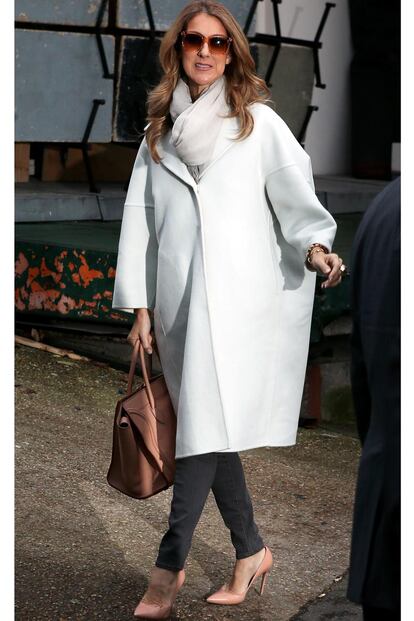 Celine Dion se decantó por este abrigo oversize de Jil Sander que combinó con pitillos negros y complementos en tonos terracota.