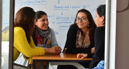 Trabajadoras y alumnas de Laboratoria, una academia de programación para mujeres en Lima.