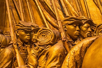 Soldados afroamericanos del 54th regimiento de Massachusetts en el monumento a la Guerra de Secesión del Smithsonian.
