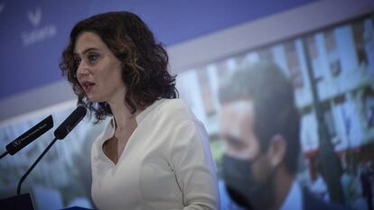 La presidenta de la Comunidad de Madrid, Isabel Díaz Ayuso, con el líder del PP, Pablo Casado, en la pantalla.