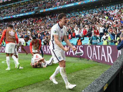 Maguire celebra el segundo gol de Inglaterra a Alemania, con Kane y Grealish detrás.