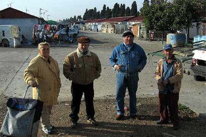 Carmen, Ángel Montoya, Manuel y Antonio Palma, vecinos del barrio.