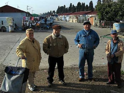 Carmen, Ángel Montoya, Manuel y Antonio Palma, vecinos del barrio.