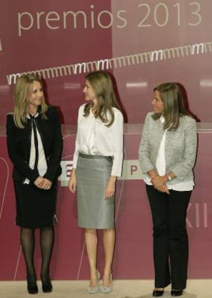 La Princesa Letizia, acompañada por la presidenta de la FEDEPE, Ana Bujaldón (i), y la ministra de Sanidad, Ana Mato (d).