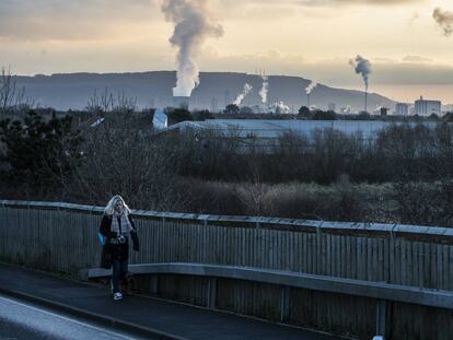 Una mujer cruza un puente en la zona que solía albergar las fábricas de acero en Redcar (Middlesbrough), el 15 de enero.