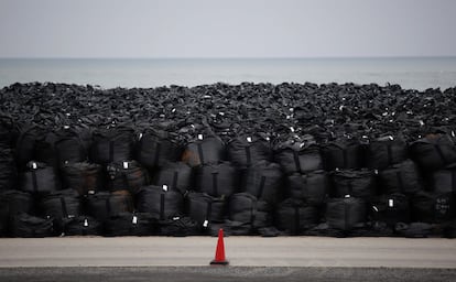 L'objectiu és enterrar la terra extreta durant les tasques de descontaminació en una zona de 16 quilòmetres quadrats als pobles d'Okuma i Futaba, tot i que l'Executiu encara no ha pogut adquirir tots els terrenys perquè molts dels seus més de 2.000 propietaris temen que el dipòsit és temporal i es neguen a vendre. A la imatge, terra contaminada per la radiació, fulles i altres residus recollits durant les tasques de descontaminació s'emmagatzemen en grans bosses de plàstic negres en una platja propera a Fukushima.