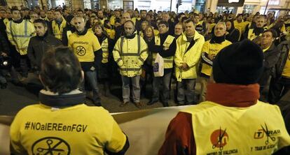 Los empleados de Metrovalencia durante la protesta de este jueves por las calles de Valencia. 