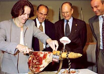 Loyola de Palacio, ex ministra de Agricultura, en la celebración del primer envío de jamón a EE UU en 1997.