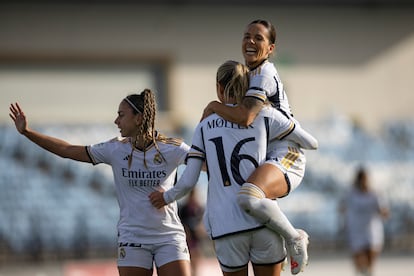 Jugadores del Real Madrid celebran un gol durante un partido de la Liga F, en el estadio Alfredo Di Stéfano de Madrid.