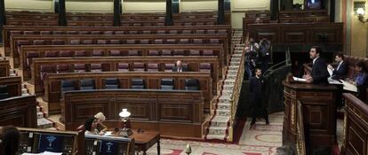 Alberto Garzón, líder de IU, interviene en el Congreso con la bancada vacía del PP.