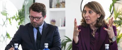 La secretaria general de Industria y Pyme, Begoña Cristeto, junto al director de comunicación de Nissan, Francesc Corberó