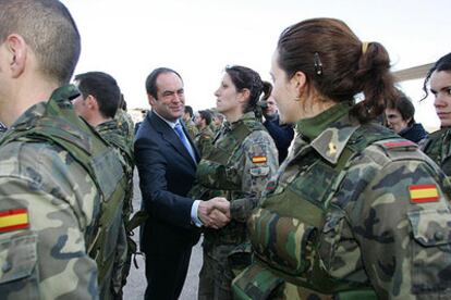 El ministro de Defensa, José Bono, despide en Getafe a las tropas españolas.