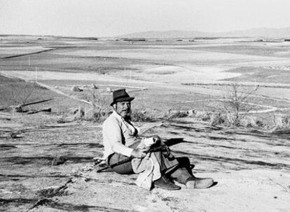 Jaime Gil de Biedma (Nava de la Asunción, Segovia, 1929-Barcelona, 1990) fotografiado en Segovia en 1978.