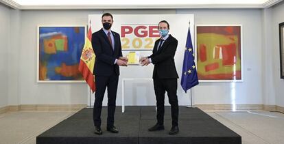 El presidente del gobierno, Pedro Sánchez (i), y el vicepresidente segundo y ministro de Derechos Sociales y Agenda 2030, Pablo Iglesias, durante la presentación de las claves de los Presupuestos Generales del Estado (PGE) 2021.