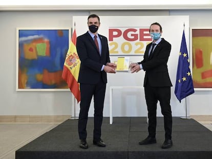 El presidente del gobierno, Pedro Sánchez (i), y el vicepresidente segundo y ministro de Derechos Sociales y Agenda 2030, Pablo Iglesias, durante la presentación de las claves de los Presupuestos Generales del Estado (PGE) 2021.